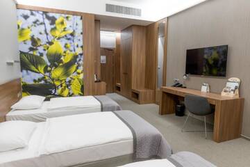 Фото номера Трехместный номер Делюкс Отель Kolumna Park Hotel г. Добронь 3