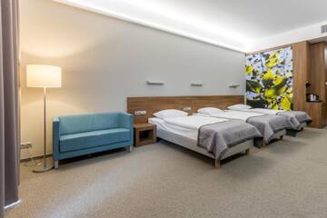 Фото номера Трехместный номер Делюкс Отель Kolumna Park Hotel г. Добронь 5