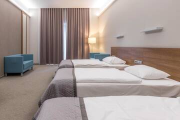 Фото номера Трехместный номер Делюкс Отель Kolumna Park Hotel г. Добронь 4